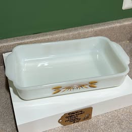 FIRE KING GOLDEN WHEAT 1 1/2 QT RECTANGLE CASSEROLE